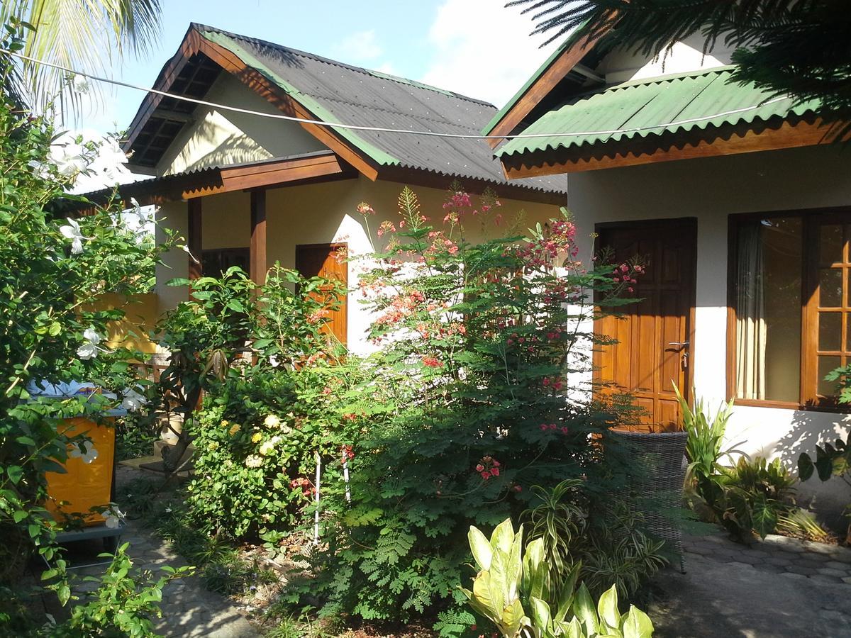 Arnel Bungalows Senggigi Exterior photo